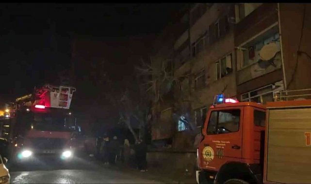 Çatı katında yangın çıktı, apartman sakinleri sokağa döküldü