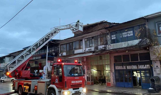 Çatı uçtu, esnaf araçlarını apar topar çekti