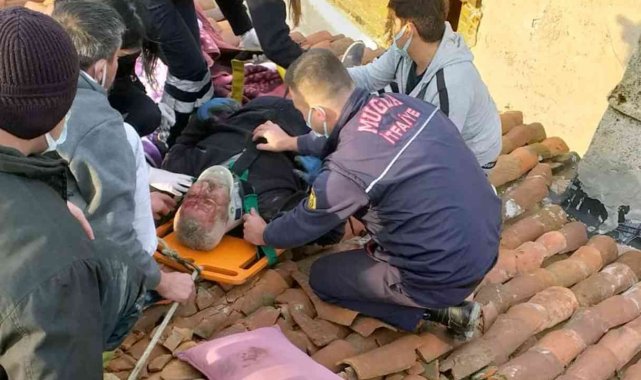 Çatıda kiremit aktarırken düştü