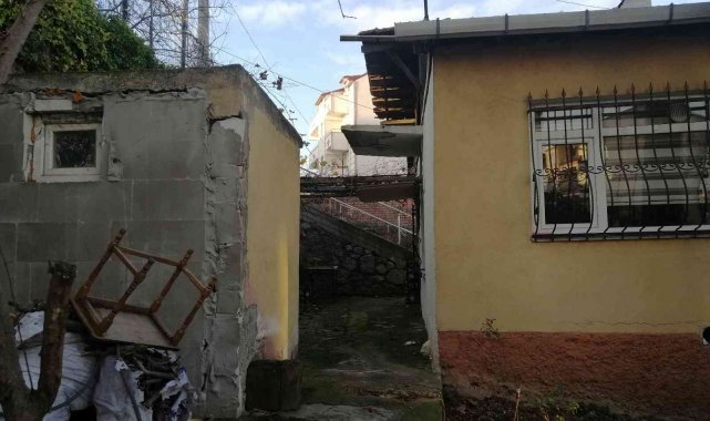 Çatıdaki yosunlar ayağını kaydırınca aşağıya düştü