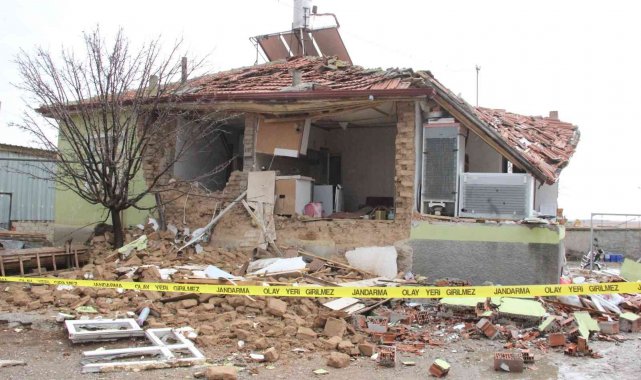 Çay demlerken patlama oldu, ev harabeye dönerken yaşlı çift ölümden döndü