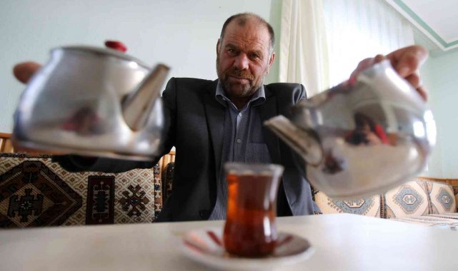 Çay içmeye doymuyor