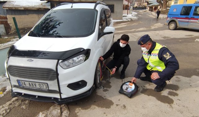 Çayırlı'da jandarma ekipleri, kış lastiği konusunda sürücüleri bilgilendirdi