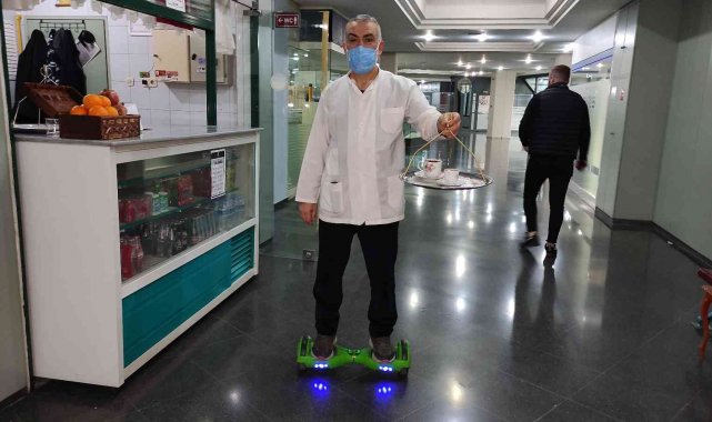 Çayları uçarak servis ediyor