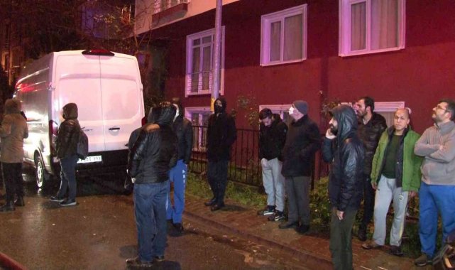 Çekmeköy'de 4 katlı apartmanın çatısı alev alev yandı, mahalleli sokağa döküldü