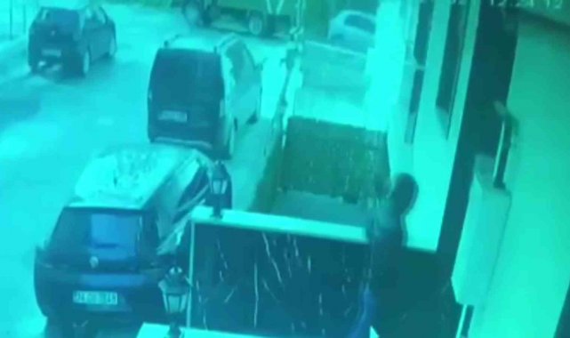Çekmeköy'de görüntülü diafon hırsızlığı kamerada