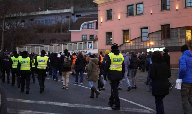Çekya'da binlerce aşı karşıtı sokağa indi