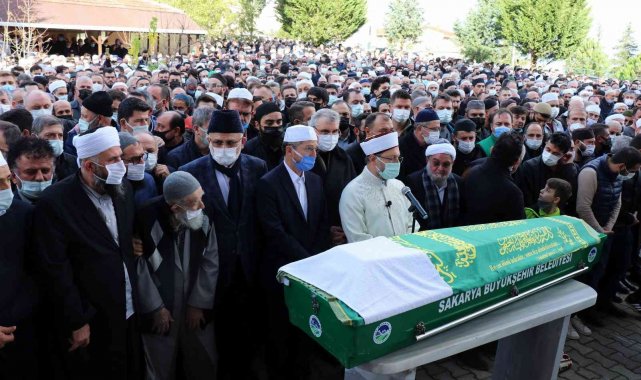 Cenazesini Diyanet İşleri Başkanı kıldırdı, cemaat yollara taştı