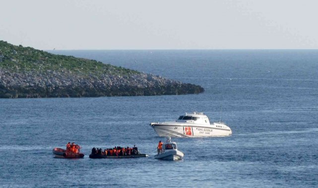 Çeşme açıklarında 52 göçmen kurtarılırken, 29 göçmen yakalandı