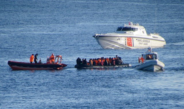 Çeşme'de 63 düzensiz göçmen kurtarıldı, 28 göçmen de yakalandı