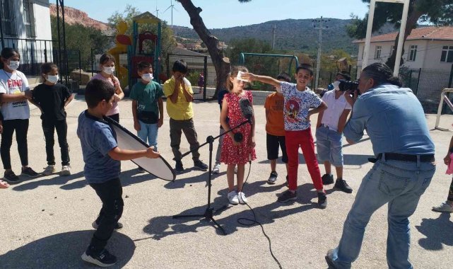 Çeşme'de ilkokul öğrencileri kamerayla tanışıp klip çekti