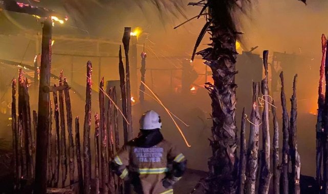 Çeşme'de yıldırım düşmesi sonucu bir iş yerinde yangın çıktı