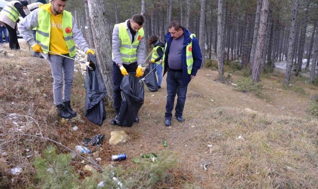 Çevre Gönüllüleri, ormanda çöp topladı