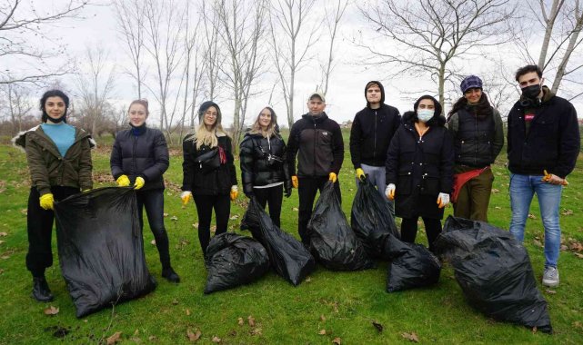 Çevreci öğrencilerden Gazmihal Köprüsü'nde temizlik