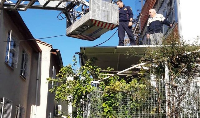 Çıktığı çatıdan inemeyince yardımına itfaiye koştu