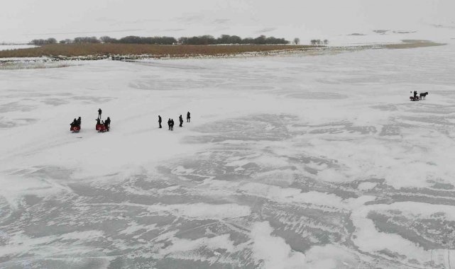 Çıldır Gölü'nde dörtnala atlı kızak keyfi