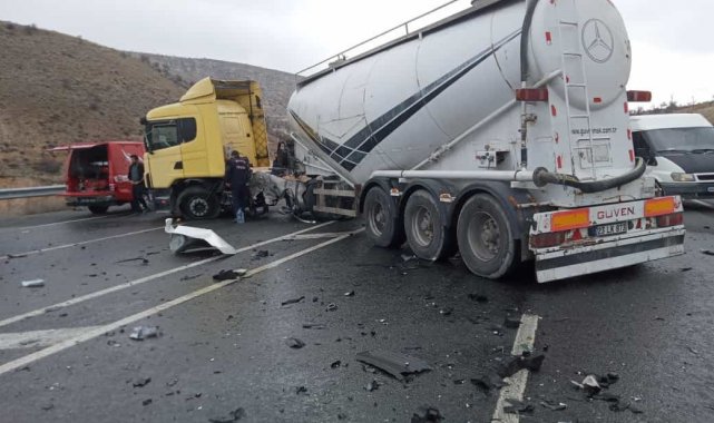 Çimento yüklü tır otomobille çarpıştı: 1 yaralı