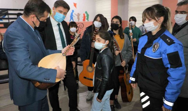 Cizre polisi öğrencilere müzik kursu açtı