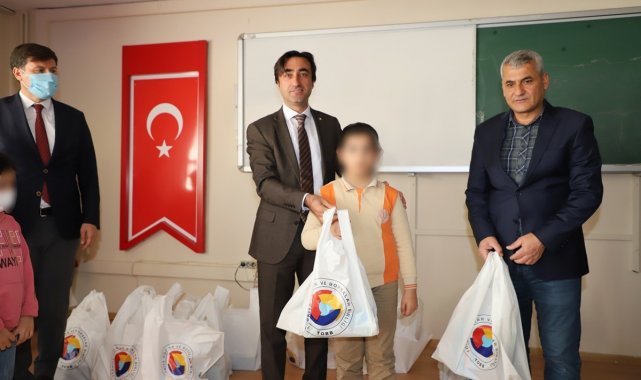 Cizre'de öğrencilere kışlık bot yardımı yapıldı