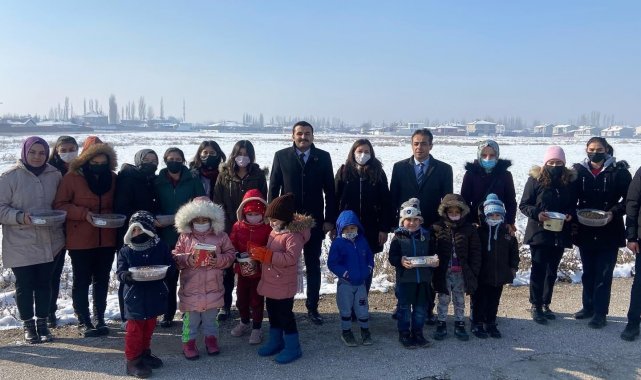 Çobanlar'da minik dostlar, minik ellerle beslendi