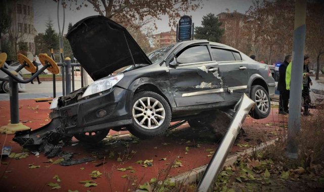 Çocuğa çarpmamak için direksiyonu kırdı, direğe çaptı: 3 yaralı
