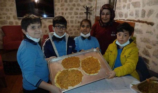 Çocuklar 'katıklı ekmek atölyesinde' hünerlerini sergiledi