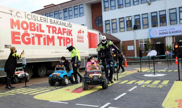 Çocuklar, 'Mobil Trafik Eğitim Tırı'nda kuralları öğrendi