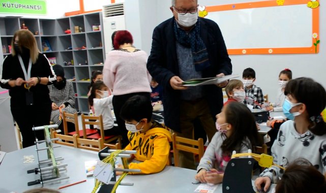 Çocuklar atölyede kendi bilekliklerini dokudu