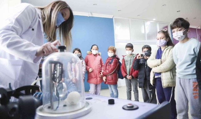 Çocuklar Aydın Büyükşehir Belediyesi Bilim ve Deney Evi&#039;nde yeni keşiflere çıkıyor