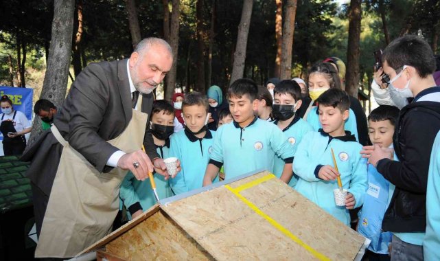 Çocuklar, başkan ile hayvan kulübesi boyadı