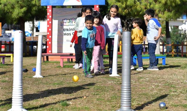 Çocuklar her pazar sahilde bocce oynuyor