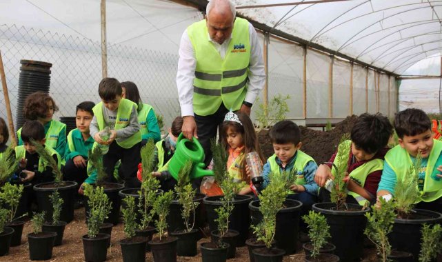 Çocuklar kendilerine özel serada ekiyor, suluyor, yetiştiriyor