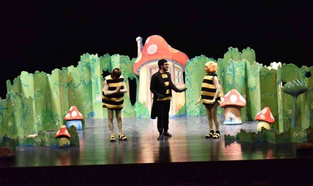 Çocuklara 'Arı Maya' tiyatro oyunuyla kahkaha dolu bir gün geçirdi