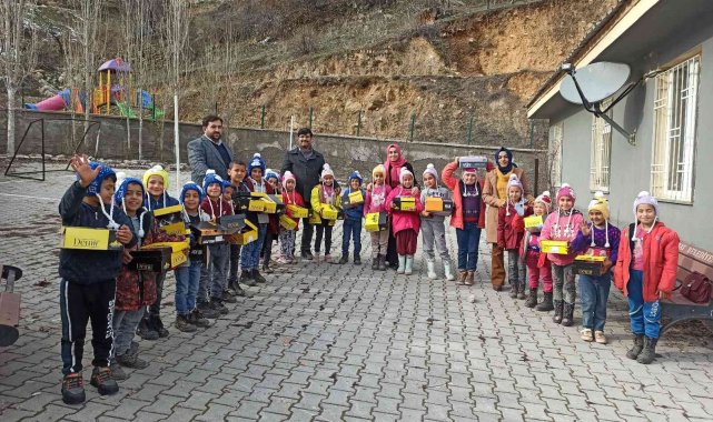 Çocuklara bot mont yardımı