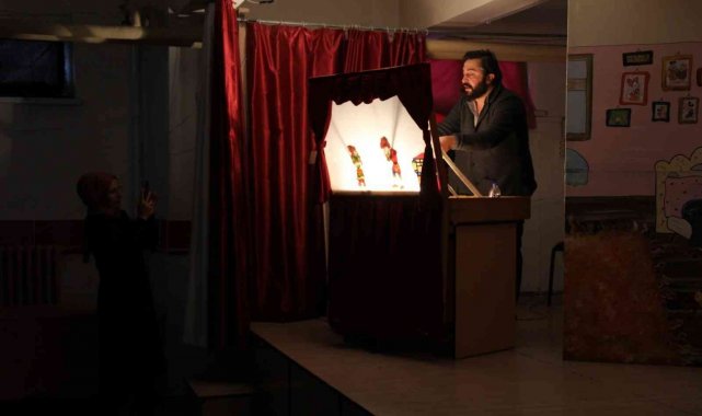 Çocuklara geleneksel oyunlar gösterisi