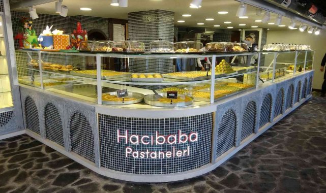 Çok dilli çalışanlarla tarihe açılan şube turistlerin ağzını tatlandırıyor