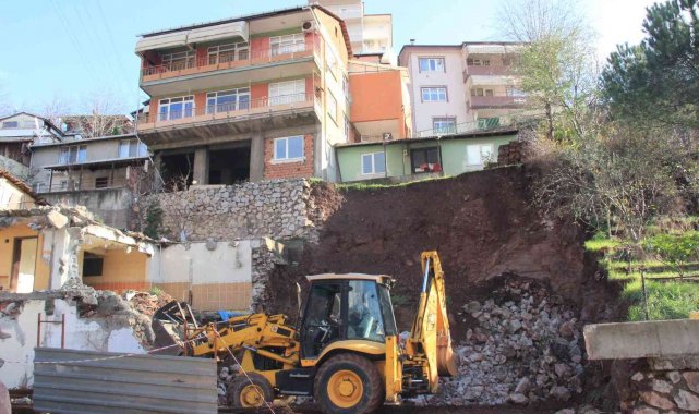 Çöken istinat duvarında çalışmalar devam ediyor