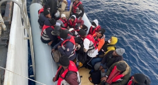 Çoluk çocuk demeden denizin ortasına bıraktılar.