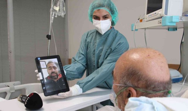 Covid-19 yoğun bakımında ailelerini göremeyen hastalar, aldıkları video mesajlar ile moral buluyor