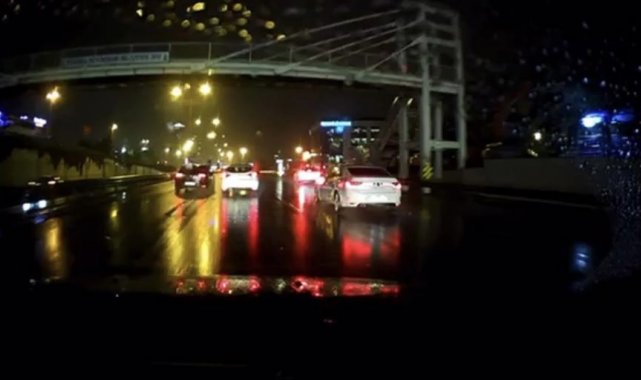 D-100'de tartışan magandalar araçları birbirlerinin üzerine sürdü