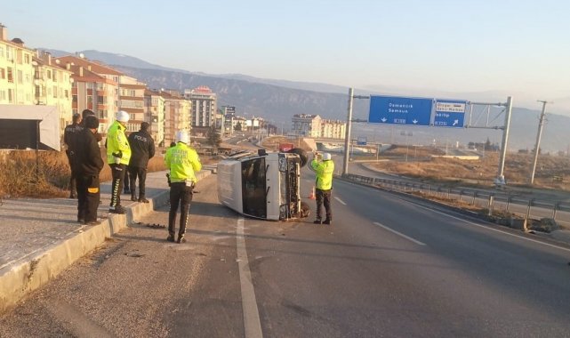 D100'de bariyerlere çarpan minibüs devrildi: 1 yaralı
