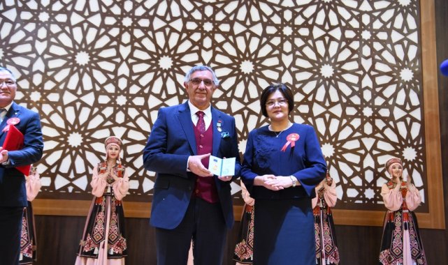 Dadaş Rektöre Kazakistan&#039;dan madalya