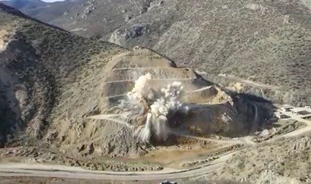 Dağlık alanda patlatma kameralara yansıdı