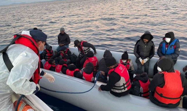 Datça açıklarında 25 düzensiz göçken kurtarıldı