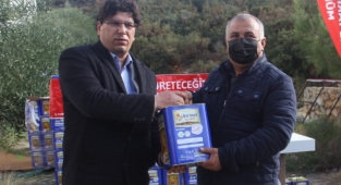 Datça’da orman yangınından mağdur olan 150 arıcıya, 34 bin 296 ton arı yemi dağıtıldı.