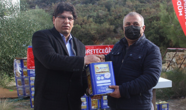 Datça’da orman yangınından mağdur olan 150 arıcıya, 34 bin 296 ton arı yemi dağıtıldı.