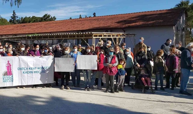 Datça'da kadın platformu üyelerinden adliye önünde basın açıklaması
