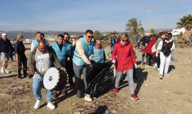Davul eşliğinde sahilde temizlik, Ruslar da eşlik etti