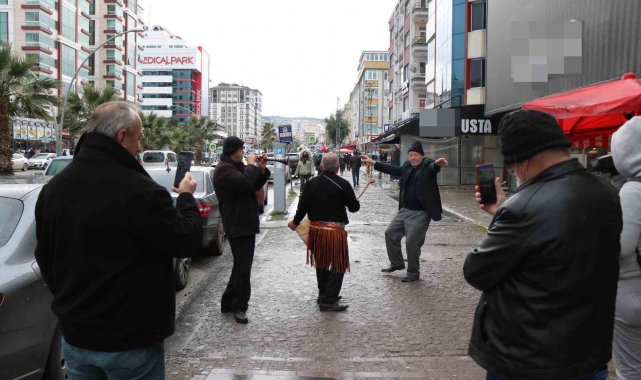Davul-zurna tutup göbek atarak doların düşmesini kutladı, çevredekiler düğün sandı