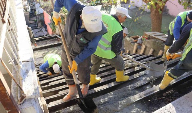 Deforme olan merdivenlerin yerini yenileri inşa ediliyor